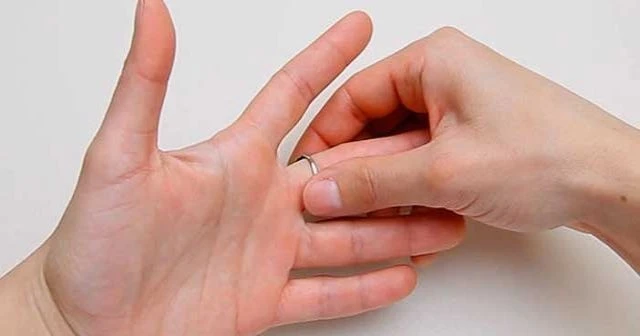 Parmağına sıkışan yüzüğü itfaiye çıkardı