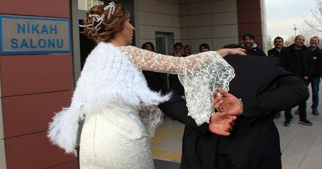 Polis gelin damadı nikah salonuna ters kelepçeyle getirdi