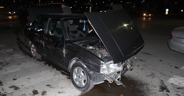 Konya&#039;da polisten kaçıp 4 araca çarptı