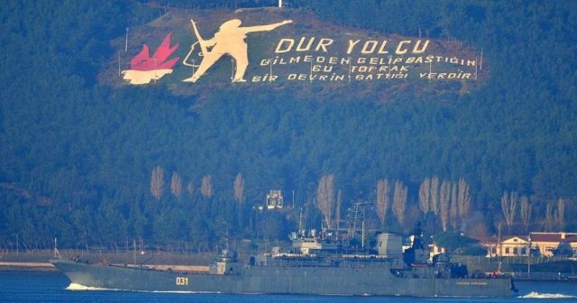 Rus askeri gemisi Çanakkale Boğazı&#039;ndan geçti