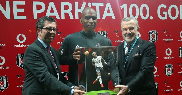 Ryan Babel plaketini aldı