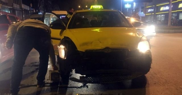 Sakarya&#039;da ticari taksi ile ticari araç çarpıştı