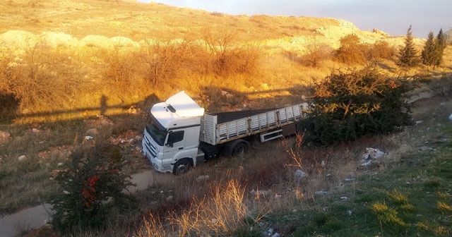 Şarampole devrilen tır, kayalık arazide 150 metre sürüklendi: 2 yaralı