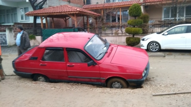 Selendi&#039;de yol çöktü, otomobil çukura düştü