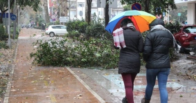 Şiddetli lodos çatıları uçurdu, 15 ev hasar gördü