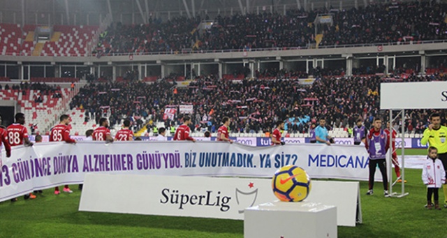 Sivassporlu futbolculardan Alzheimer için duyarlı davranış