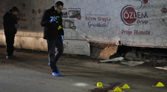 Sokak ortasında genç kasaba kurşun yağmuru