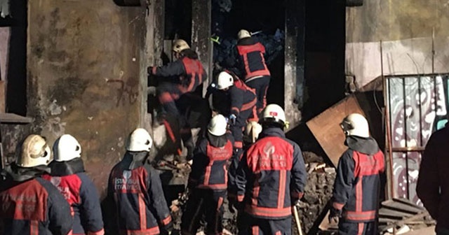 Son dakika! Beyoğlu&#039;nda metruk bina çöktü!