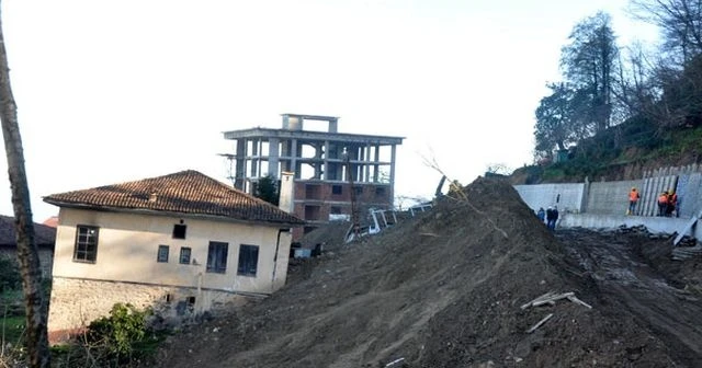 Sürmene'de bir mahalle kayıyor, binalar boşaltılıyor