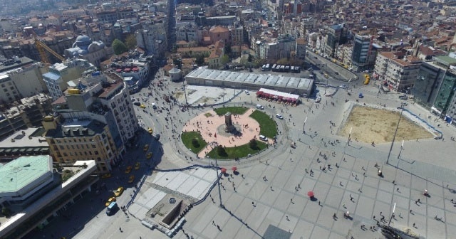 Taksim Meydanı&#039;na çıkan yollar araç trafiğine kapatıldı