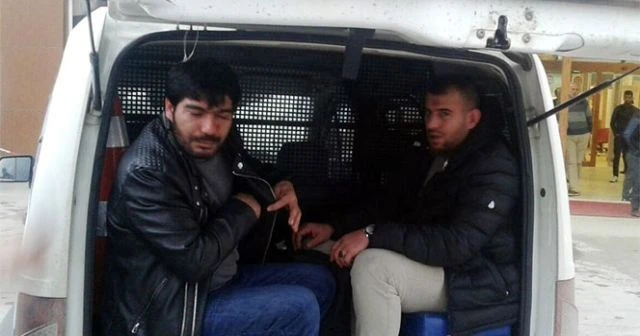 Tartıştıkları şahsı silah kabzasıyla yaraladılar