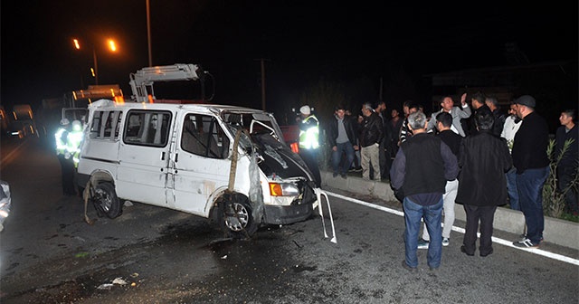 Ters yöne giren kamyonetle otomobil kafa kafaya çarpıştı