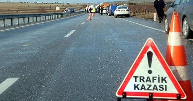 Ticari araç ile otomobil çarpıştı: 2 ölü, 3 yaralı