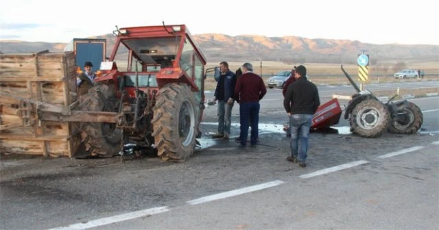 Tırın çarptığı traktör ikiye ayrıldı