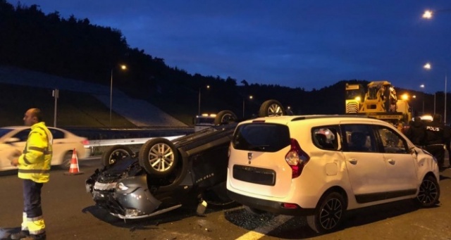 Tırın üzerinden düşen otomobiller kullanılamaz hale geldi