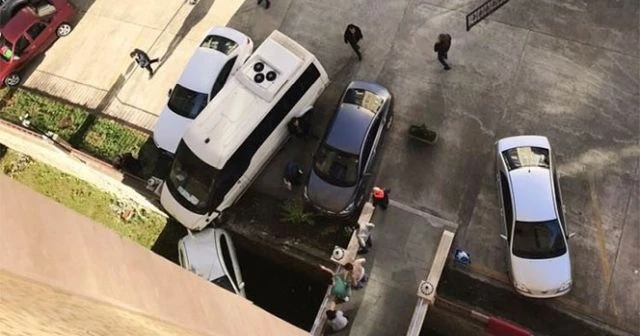 Trabzon’da minibüs apartmana girdi