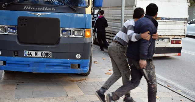 Trafik kazası bıçaklı kavgaya dönüştü