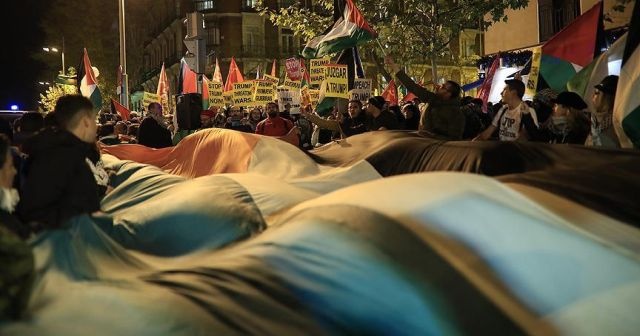 Trump&#039;ın kararı, ABD&#039;nin Madrid Büyükelçiliği önünde protesto edildi