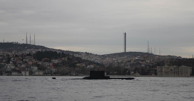 Türk denizaltısı İstanbul Boğazı&#039;ndan geçti