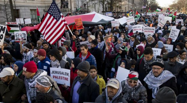 Washington&#039;da binlerce kişi Trump&#039;ı protesto etti