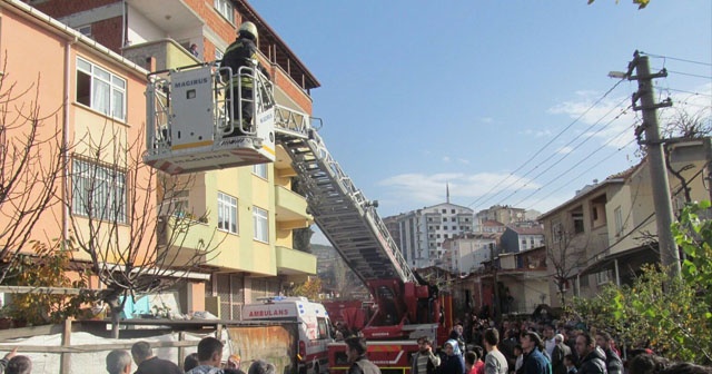 Yanan binada mahsur kalan vatandaşları itfaiye kurtardı