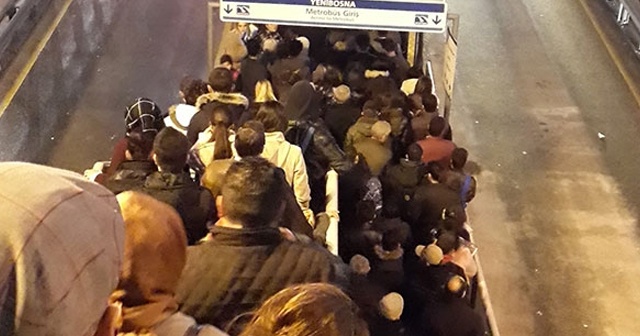 Yenibosna metrobüs durağında kalabalık çilesi