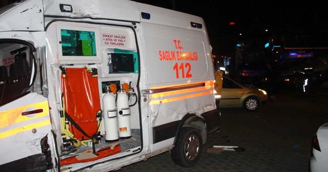 Yolcu otobüsü ile ambulans çarpıştı: 6 yaralı