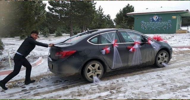 Yolda kalan gelin arabasını damat itti