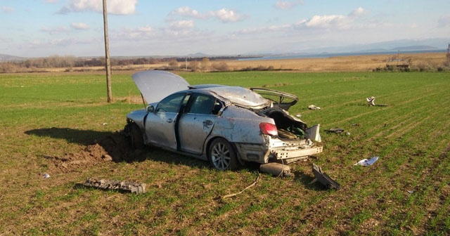 Yoldan çıkan araç tarlaya uçtu: 2 yaralı