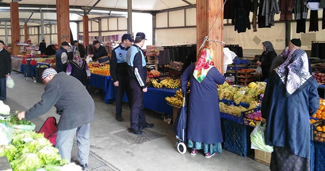 Zabıta ekipleri İzmit&#039;te pazarları denetledi