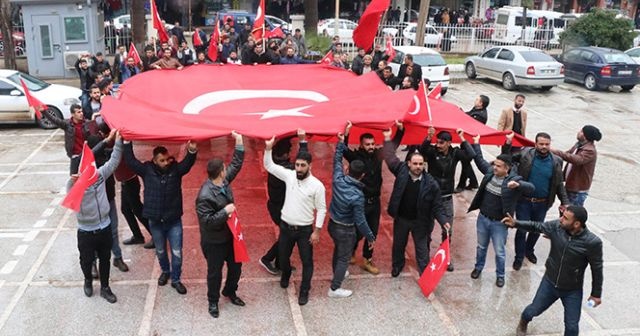 40 araçlık konvoyla gelip askerlik şubesine başvurdular