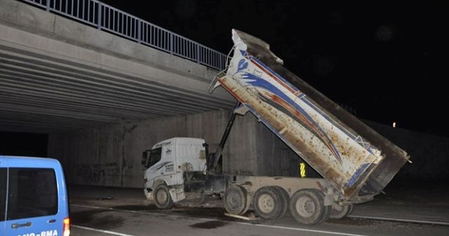 Açık unutulan damper köprüye çarptı