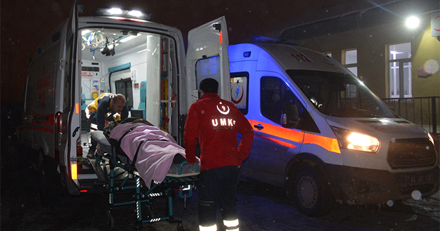 Ağrı&#039;da kaçak göçmenleri taşıyan minibüs devrildi: 33 yaralı
