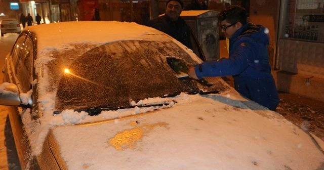 Ağrı’ya lapa lapa kar yağdı