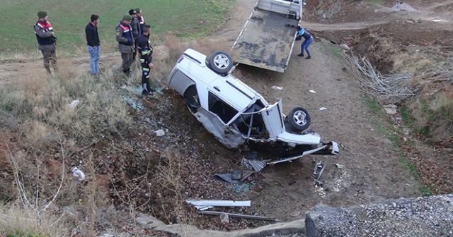 Aksaray’da otomobil menfeze devrildi