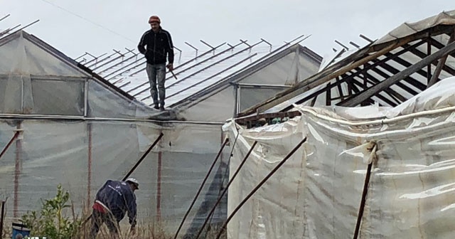 Alanya’da oluşan hortum seralara zarar verdi