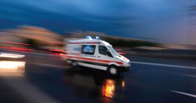 Ambulans ile hafif ticari araç çarpıştı: 3 yaralı