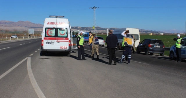 Ambulans ile otomobil çarpıştı, yaralananlar var