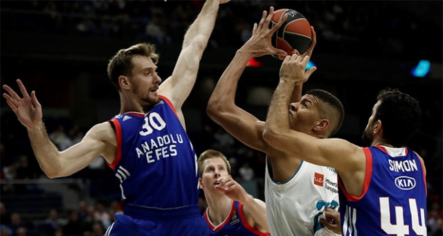 Anadolu Efes Basketbol Takımı Real Madrid ekibine yenildi