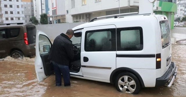 Antalya’da sağanak hayatı felç etti