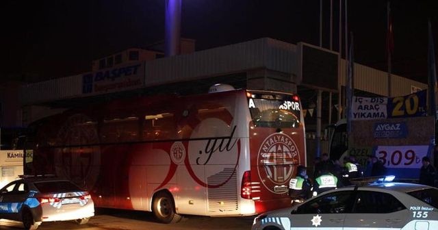 Antalyaspor otobüsüne taşlı saldırı