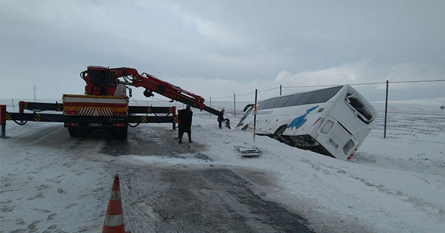 Aynı yol üzerinde 2 yolcu otobüsü devrildi: 22 yaralı