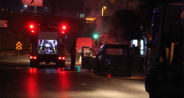 Beyoğlu&#039;nda seyir halindeki polis aracında yangın