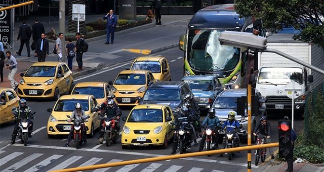 Bogota&#039;da erkekler motosikletin arkasına binemeyecek