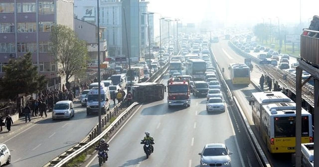 D-100'de kamyonet devrildi: 2 yaralı