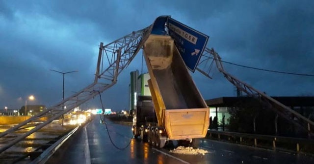 Damperi açılan tır trafik levhalarını devirdi