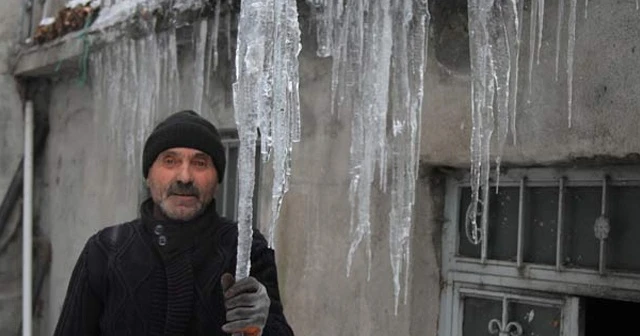 Eksi 25'i gördü, çatılarda buz sarkıtları oluştu