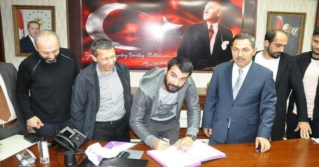 Engin Baytar amatör futbol takımına imza attı