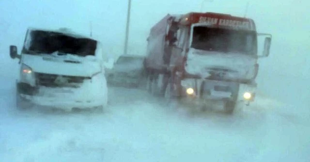 Erciyes&#039;te mahsur kalan 80 araç kurtarıldı