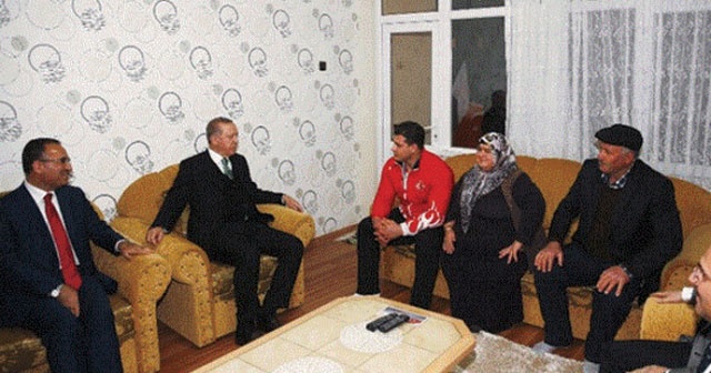 Erdoğan millî güreşçiyi evinde ziyaret etti